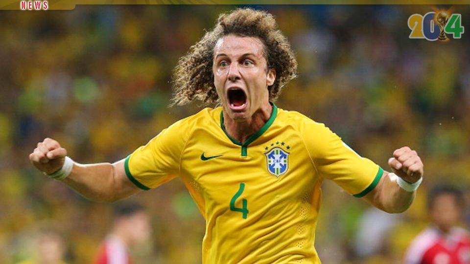 David Luiz (Brasil) melakukan selebrasi setelah mencetak gol kedua timnya ke gawang Kolombia dalam laga 8 besar Piala Dunia Brasil 2014 di Stadion Castelao, Fortaleza, Jumat (04/07/14). Brasil akhirnya menang 2-1 atas Kolombia. - INDOSPORT